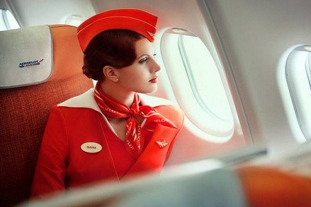 踢开舱门揪着乘客衣领推下飞机,俄航事故最美硬核空姐