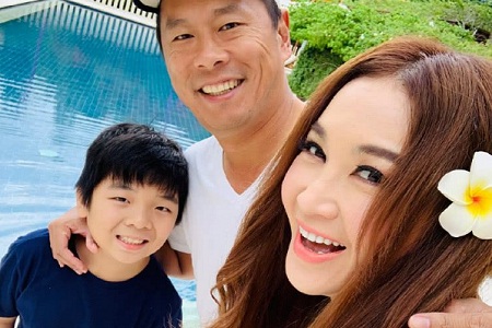 温碧霞晒与养子合照，退出影坛的她皮肤细腻生活十分幸福