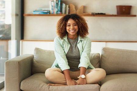 女性熬夜导致白天犯困，缓解办法便是静坐养神