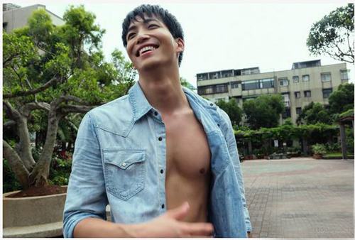 吴翔震街头泳装秀是不是刮毛了 男生穿泳裤尴尬图片欣赏