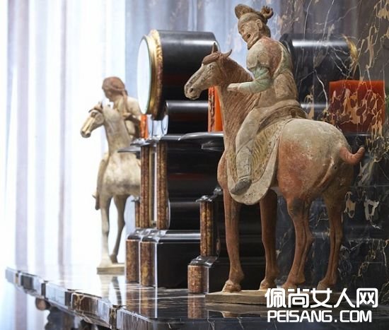 /></p><p>　　面对不同的空间,设计师必须从藏品中寻找适合的搭配对象,才能创造出有气质与涵养的生活空间。</p><p>　　喜爱收藏艺术品的业主,是新一代品味艺术、钻研文化的谦谦君子,李公馆的设计则融合了中国传统文化精髓、西方当代艺术概念与现代功能生活。业主广博精深的收藏品,加上设计师宛如雕琢艺术品的态度,撞击出这处散发当代东方风华的生活博物馆,独特的,满溢当代中国文人气息的收藏家的住所,这也是邱德光一直以来所推动的设计理念——艺术生活化,生活艺术化的最佳诠释。</p><div class=