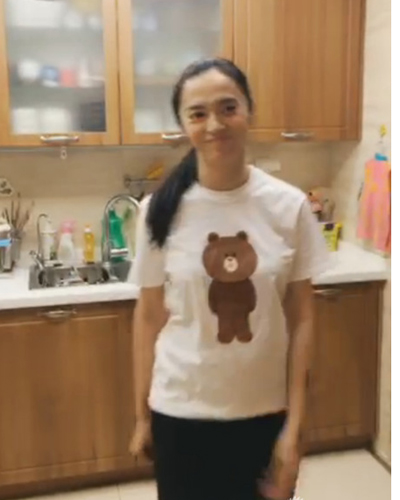 姚晨手捂孕肚现身新闻