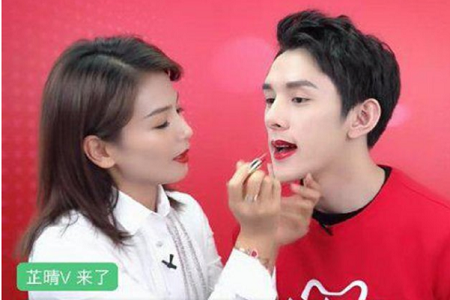 刘涛为李佳琦涂三种口红 动作很是暧昧 网友:过分了!
