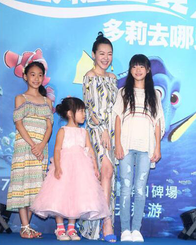 小S带仨女儿亮相最新照片