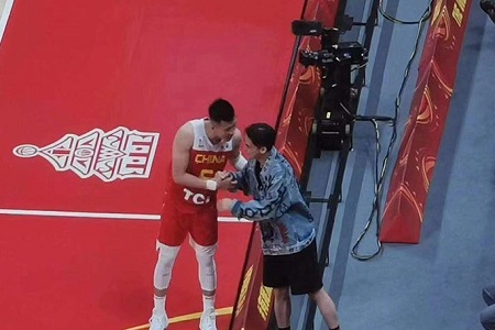 李易峰错位娇羞坐姿,网友:简直要独领风骚