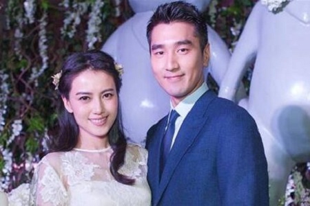 /></p><p> 此外,在高圆圆宣布怀孕时作为高圆圆闺蜜的贾静雯就十分高兴的说要给高圆圆分享自己的育儿经,而在平日里贾静雯夫妇、赵又廷夫妇也经常会一同出游泳、聚餐,真姐妹无疑了。</p><p> 而在高圆圆的祝福栏中,小编还惊讶的发现了一位明星的祝福,而这个人就是陈秀丽,即《倚天屠龙记》中小昭的饰演者,因此这也勾起了网友们对这部剧的回忆。</p><p> 想必大家都看过《倚天屠龙记》,剧中贾静雯饰演的赵敏与高圆圆饰演的周芷若是情敌,她们两个人在这部剧里有着非常多的针锋相对镜头,可让人感到意外的是,即便过了这么多年她们两个人在私底下的感情依旧还是非常好,看到她们两个人这样的关系,网友们就纷纷调侃:没想到转来转去,最终赵敏与周芷若竟然成为了一家人,不知道此刻张无忌的心理有什么阴影。</p><img src=