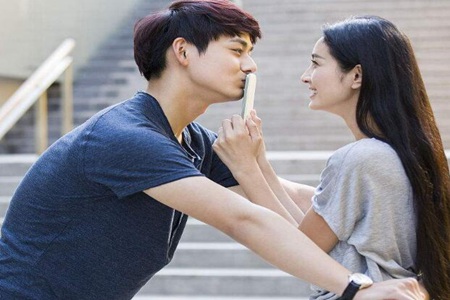 男人故意靠女生很近是试探吗？这三个男生故意试探女生的目的