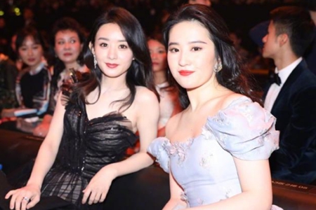 微博之夜刘亦菲赵丽颖同框，谁气质更好一目了然