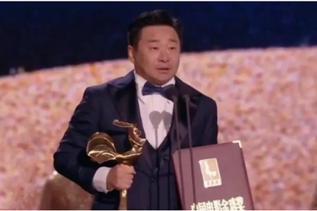 天长地久大型宠儿现场，影帝王景春影后咏梅把奖杯传给王源