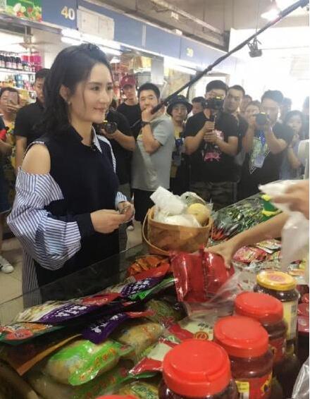 谢娜市场买菜被偶遇，人气爆棚