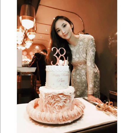吴佩慈儿子1岁了！“儿举气球”双层翻糖蛋糕萌翻