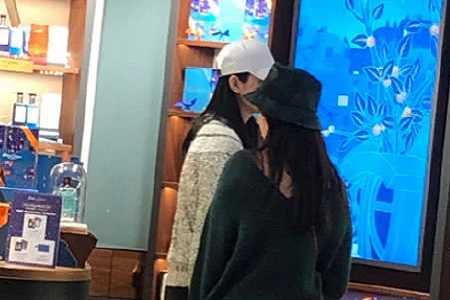 超模奚梦瑶产后首次现身,夫妻甜蜜合体何猷君秒变小跟班