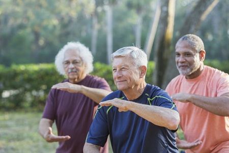 春季老年人太极站桩运动,衰老呼吸困难便会远离