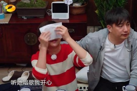 /></p><p> 节目中,超女黄雅莉重新演唱了她当年的成名曲《蝴蝶边泉》,声线并没有发生任何的改变,还是一样的清澈空灵,加上依旧也是她个人特色的诠释,所以她没有唱出几句就惹得何炅泪流满面。</p><p> 实际上,惹得何炅泪流不止的原因,除了是黄雅莉唱歌的动点外,也因为现实生活中她所遇到的各种心酸与无奈,所以当时的何炅就哭着鼻子对黄雅莉说:听黄雅莉唱歌,我开心!而刚听到何炅这样说,黄雅莉一直强忍着不让泪水掉下来,可当她和何炅独处的时候,终于就放下了心中的防备,像一个受了伤的孩子而在何炅的怀中痛哭不已。</p><p> 那么何炅听黄雅莉唱歌为什么会变得这么感性呢?实际上是因为何炅知道黄雅莉14年来为了音乐梦想而做了非常多的努力,并且他也清楚知道黄雅莉到底是怎么样在音乐的泥潭中摸爬打滚不断前进的。</p><p> 但现实就是这样的无奈,因为现在的黄雅莉早已没有当年的热度,并且后来的她也没有什么爆红作品,所以何炅到现在才向她透露为什么她上快本自己也没有办法帮她安排唱歌的原因。</p><img src=