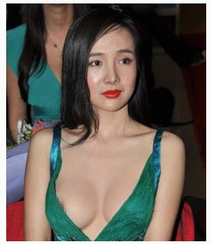 低胸装开叉裙
