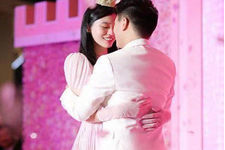 超模奚梦瑶产后首次现身,夫妻甜蜜合体何猷君秒变小跟班