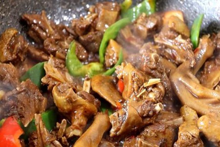 年夜饭红烧鸭子怎么做好吃,红烧鸭子的做法和配料