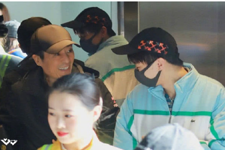 王俊凯机场偶遇张艺谋,两人交谈甚欢,小凯秒变小可爱