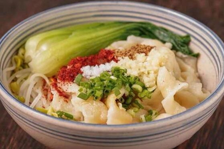 油泼面的做法,这道油泼面做法步骤筋道鲜香