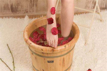 女性月经期间泡脚有什么好处？这些养生知识女孩需悉知