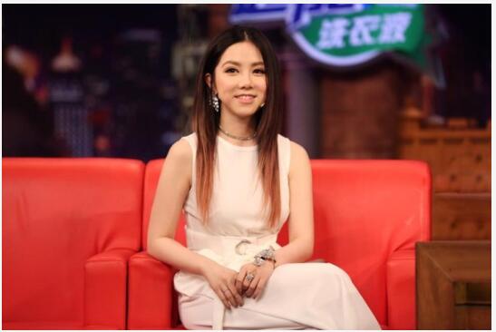 邓紫棋和张杰一起洗澡是真的吗？邓紫棋认美照有修图