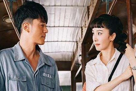 /></p><p> 在剧中,傅函君是一位营造师,沈其南则是一位建筑师。由于他们两个人有着共同的梦想,而这也是她们爱情最大的助力。小编记得里面有一句非常经典的台词能够解读当下这两个人的梦想,至于是什么呢?那就是我们或许会被这个大时代所遗忘,但是我们所留下来的这些建筑物却是永恒的!</p><p> 在媒体的采访当中,可爱的wuli大幂幂坦言道,在这部剧中对于她来说最大的挑战应该就是与建筑有关的各种专业名词了,所以她需要像背书一样的背下这些专业台词。而在她的印象之中记忆最深刻的一幕,便是跳河的戏码了。由于那一条河(情深深雨蒙蒙中赵薇老师所跳过的河)多年来都是一滩死水,因此就会非常臭,于是当她跳完起来后整个人就被臭水所浸透了。</p><img src=