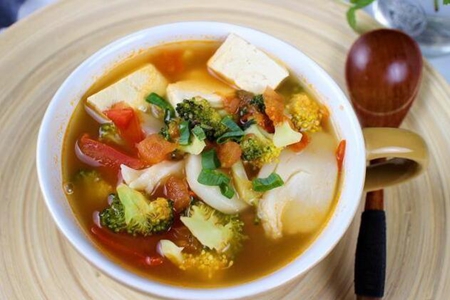 夏季上班族养生汤喝什么好？番茄西兰花豆腐汤美容养颜