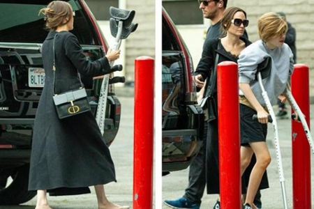 45岁女星朱莉面部松弛尽显老态，女儿希洛拐杖一脸倔强