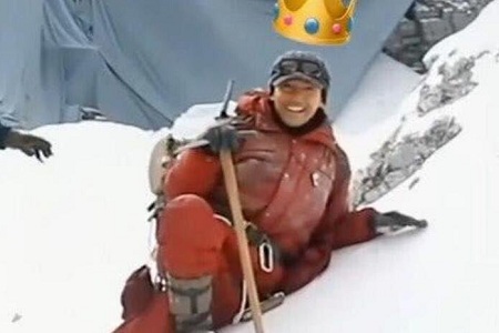 胡歌萝卜表情包碰瓷,雪地上演碰瓷式隐形滑板鞋摔倒