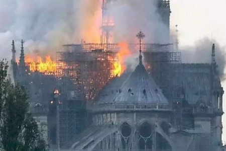 大火之后的巴黎圣母院,总统马克龙:将重建巴黎圣母院