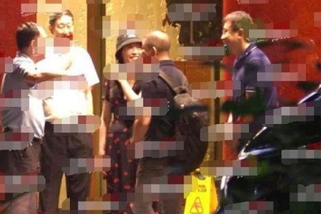 姚晨小腹隆起疑怀三胎,老公曹郁细心搀扶上车