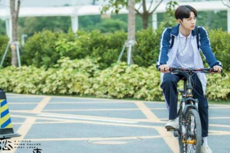 《初恋那件小事》开播 赖冠霖赵今麦寒风中的温暖小棉袄