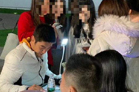 杜江路边摆地摊贴膜引人围观，凌潇肃售卖T恤遭众人嫌弃