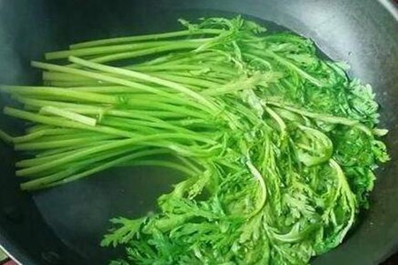 茼蒿怎么做好吃？白灼茼蒿的做法窍门窍门
