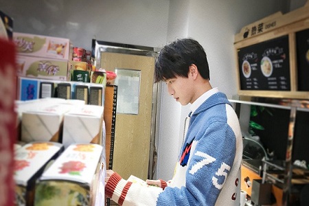 陆羽毛衣蓝孩出街 “茶系少年”如秋日暖意