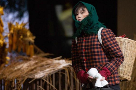 李宇春化身村妇向果粒叔讨《说法》 村长张国立承言奉陪到底