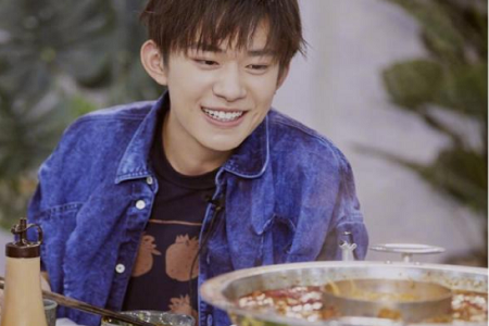 易烊千玺生日王源掐点送祝福，王俊凯踩点失败委屈发文道歉