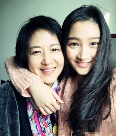 关晓彤春晚节目被毙？关晓彤的妈妈李君：在路上