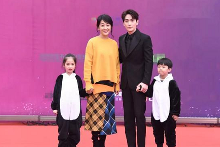 朱一龙获中国电视好演员双项表彰，与阿姨合影慌成人形立牌