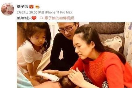 章子怡给儿子剃头，醒醒眼神有爱，夫妻俩发际线却成亮点