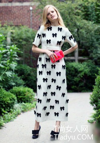 小辣椒私服出街 掌控长裙搭配