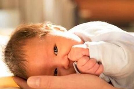 新生儿肠胀气的症状和缓解办法,(缓解宝宝肠胀气的方法)