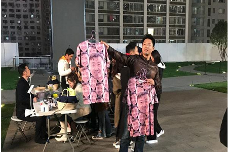 杜江路边摆地摊贴膜引人围观，凌潇肃售卖T恤遭众人嫌弃