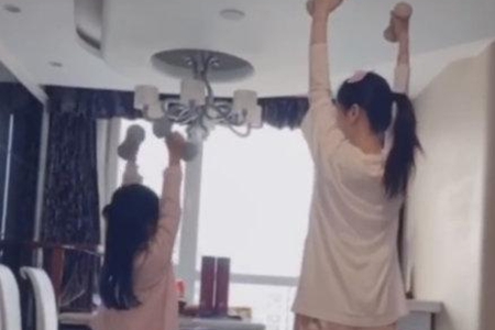 李小璐晒甜馨近照,网友:这难道不是李小璐本人?