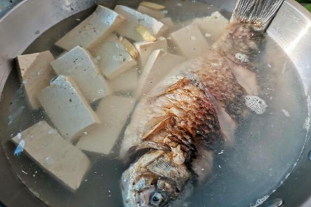 鲫鱼豆腐汤怎么做好吃,鲫鱼豆腐汤的做法窍门
