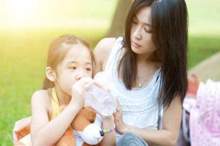 宝妈们不要再给孩子狂灌水了,会水中毒要有度