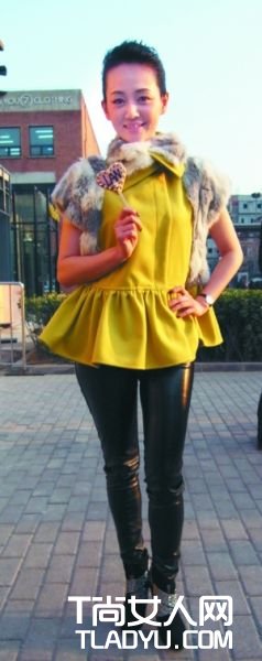 北京街头 五彩明艳装扮抢镜街头时尚