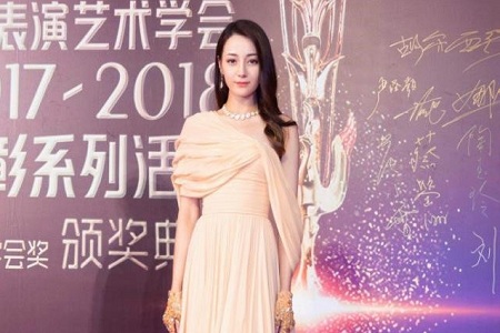 迪丽热巴电影节典礼服装,裸色长裙优雅大方好身材一览无遗