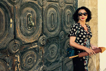 金星52岁生日大秀S好身材，露背装魅力四射风韵犹存