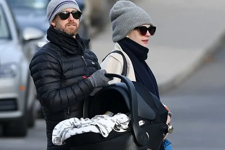 女星安妮•海瑟薇二胎已产，一家四口甜出行难掩女神气质